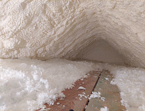 Zateplení stropu rodinného domu pomocí foukané izolace